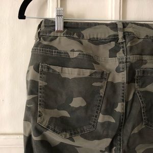 Skinny Camo Pants With Zippers